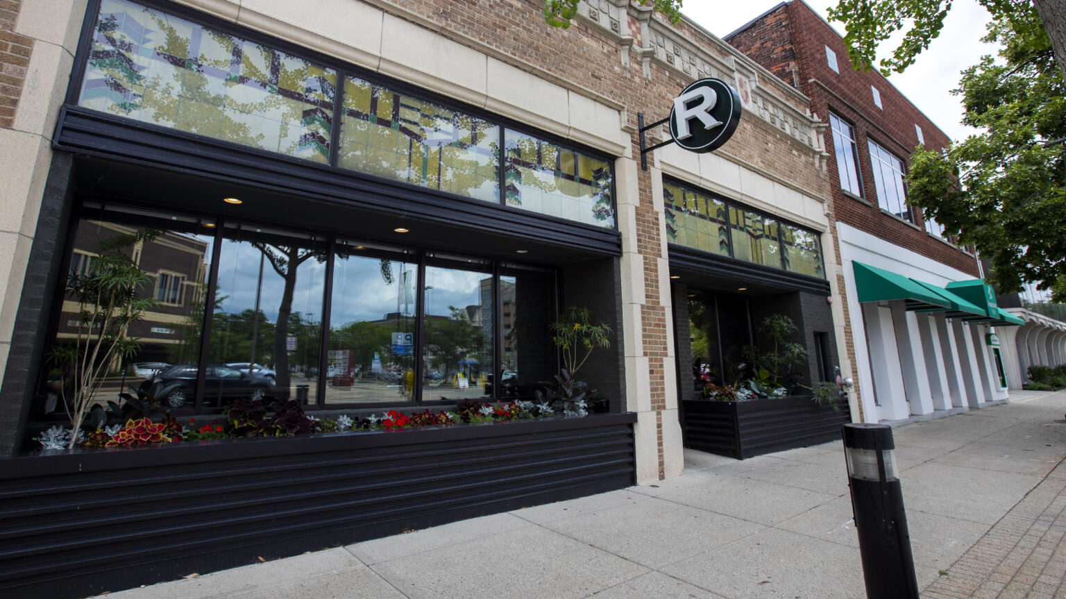 Entrance to building with a sidewalk cafe